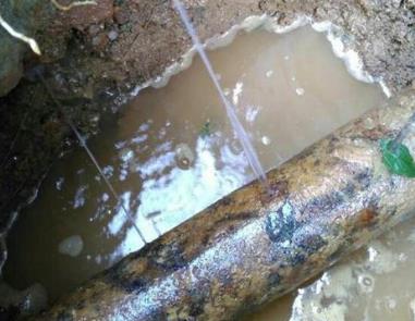 良庆楼顶渗水维修公司分享下地暖漏水的原因及检测方法。